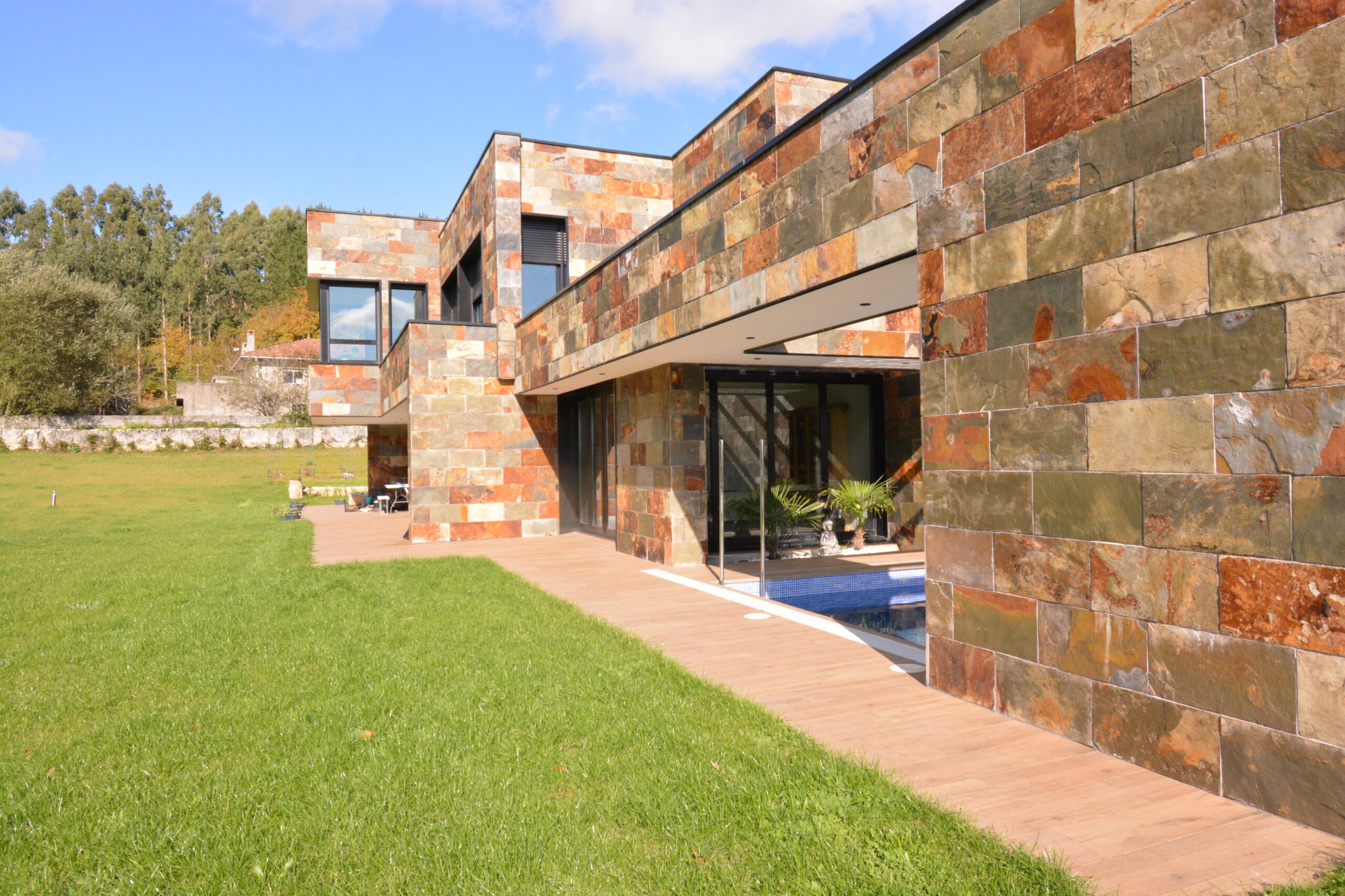 Lateral de la Vivienda Martul Lateral de la casa Martul donde se puede observar la piscina