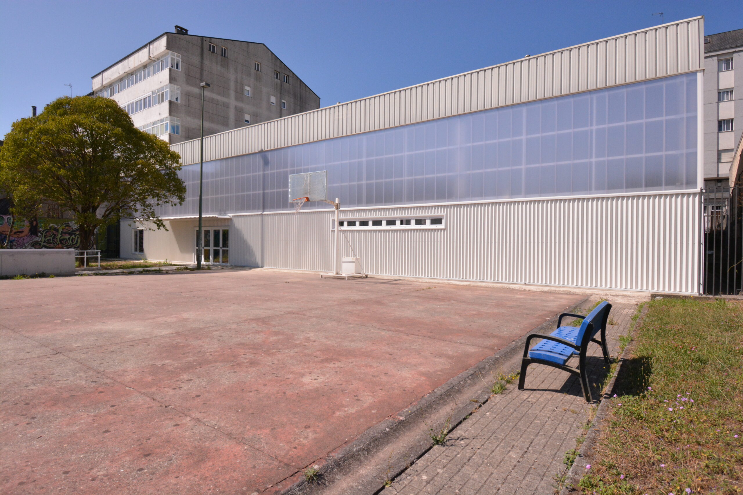 Entrada 6 Zona de actividades recreativas en el exterior del colegio, canasta de baloncesto incluida