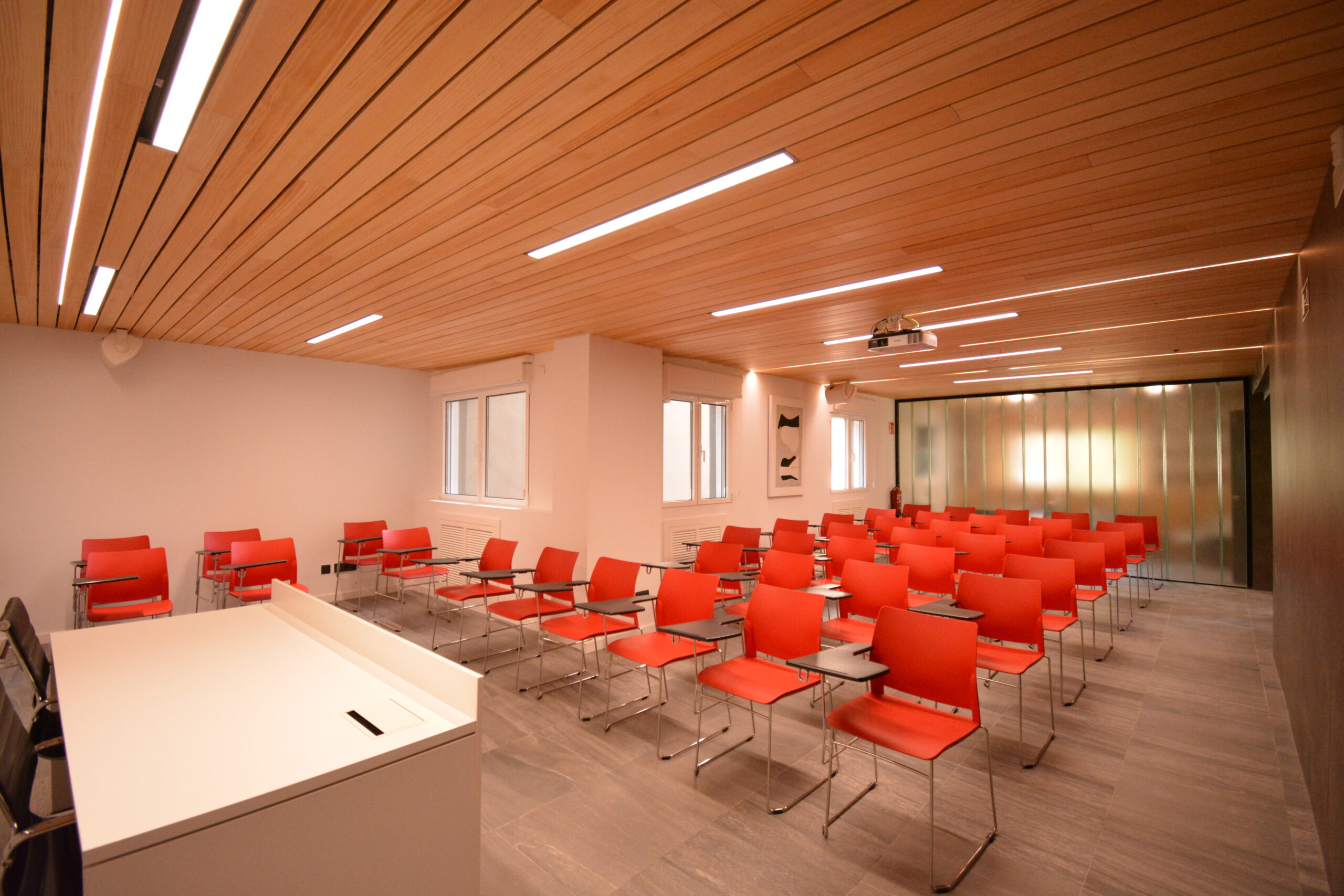 Espacio de conferencias Espacio destinado a dar conferencias con varias sillas para los invitados.