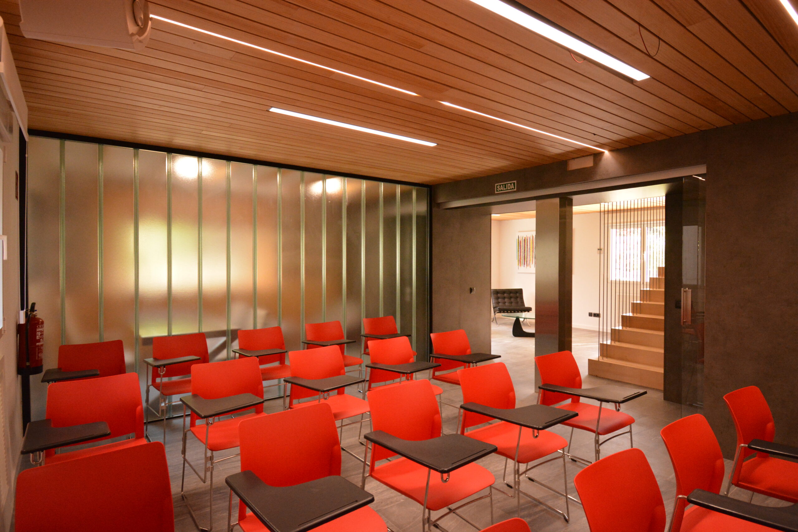 Zona de conferencias Sala de conferencias del SEMI con sillas rojas para los participantes.